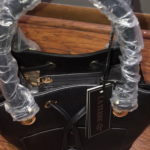 BRAND NEW BLACK HANDBAG COMES WITH EXTENDER! NWT! SMOKE FREE HOME!! - Picture 4 of 8